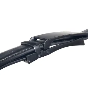 Cintura da uomo in pelle nera con fibbia automatica opaca e trama raffinata