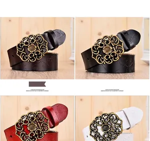 Details von Vintage-Ledergürteln mit Blumenprägung und verzierten goldenen Schnallen