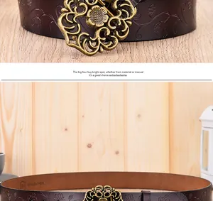 Gros plan sur la ceinture en cuir gaufré avec boucle florale en bronze et texture cuir