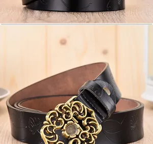 Détail d'une ceinture en cuir gaufré avec boucle ornée en laiton sur fond de bois