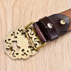 Vue détaillée de la boucle florale vintage en bronze et du cuir de vachette marron foncé
