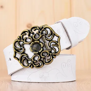 Ceinture rétro en cuir blanc pour femme avec relief floral et boucle en métal doré vieilli