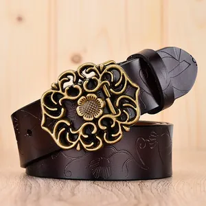 Ceinture vintage en cuir embossé marron foncé avec boucle florale en laiton style ethnique