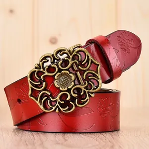 Ceinture vintage en cuir rouge foncé pour femme avec gaufrage floral et boucle en bronze