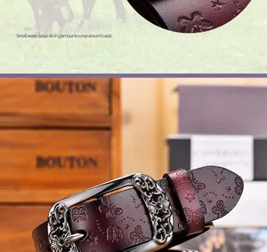Détail macro du motif papillon embossé sur ceinture en cuir véritable avec boucle vintage
