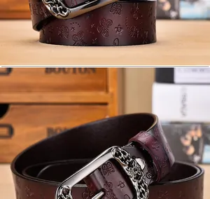 Vue détaillée d'une ceinture en cuir bordeaux gaufré papillon et boucle argentée