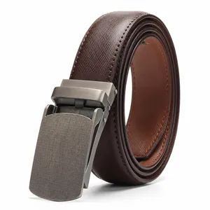 Ceinture homme en cuir marron foncé avec texture Saffiano et boucle automatique en métal