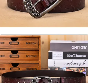 Détail de la boucle en métal vintage et gaufrage de papillon sur la ceinture en cuir