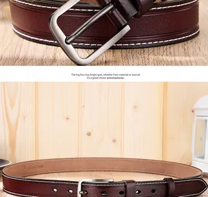 Détail de ceinture en cuir bordeaux avec coutures blanches et boucle en métal brossé