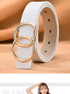 Gedetailleerde weergave van een witte leren riem met een dubbele gouden ronde ringgesp