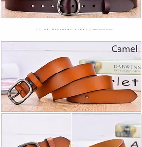 Detalles del cinturón de cuero genuino en color camel y marrón con hebilla de metal