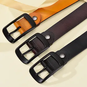 Dettaglio di cinture in vera pelle da donna in nero e marrone con fibbie opache
