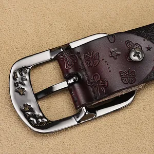 Ceinture en cuir marron rougeâtre foncé avec motif papillon et boucle en métal argenté