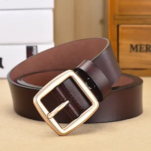Klassieke donkerbruine lederen riem met elegante gouden rechthoekige gesp op wit