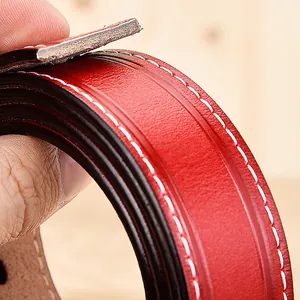 Gros plan sur ceinture en cuir rouge avec coutures blanches et finitions de bords noirs