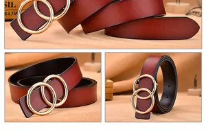 Detail van de bordeauxrode leren riem met gouden dubbele ronde gesp en gladde afwerking