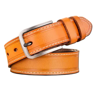 Ceinture en cuir marron avec coutures contrastées blanches et boucle ardillon carrée