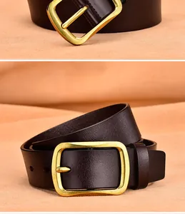 Detalle de cinturón de cuero marrón vintage con hebilla de bronce para hombre