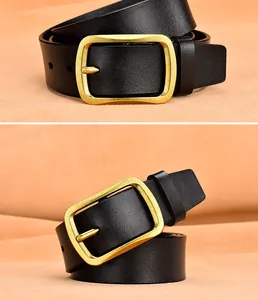 Detalle de cinturón de cuero negro con hebilla de metal dorado de estilo retro