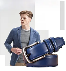 Détail d'une ceinture en cuir bleu foncé avec boucle en métal brossé et couture