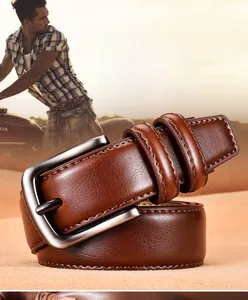 Détail d'une ceinture en cuir marron avec boucle en métal et finition texturée