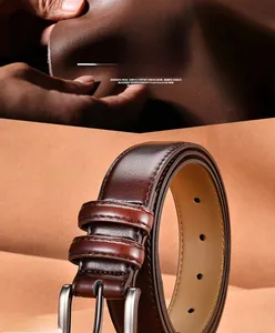 Détail de la boucle en alliage et des coutures manuelles fines sur la ceinture en cuir
