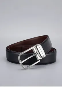 Dettaglio cintura in pelle da uomo con design bicolore nero esterno e marrone interno