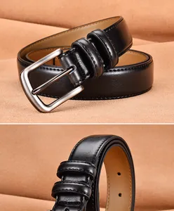 Détail d'une ceinture en cuir noir pour hommes avec boucle en métal argenté brossé