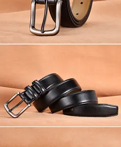 Détail d'une ceinture en cuir noir pour homme avec boucle ardillon argentée mate élégante
