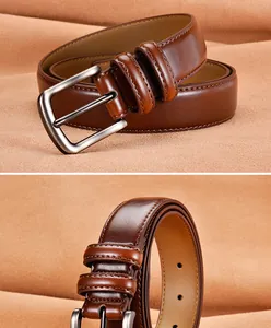 Vue détaillée de la texture du cuir marron et de la boucle ardillon en métal brossé
