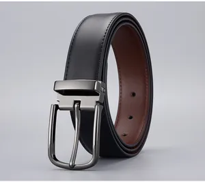 Dettaglio cintura reversibile in pelle nera e marrone con fibbia ad ardiglione girevole