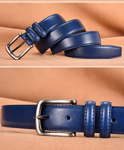 Détail d'une ceinture en cuir bleu foncé avec texture et boucle ardillon en métal