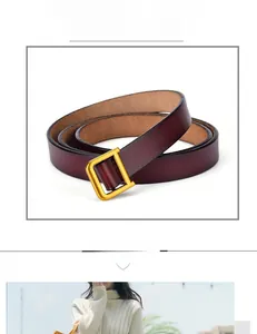 Ceinture en cuir bordeaux avec boucle carrée dorée portée par un mannequin en extérieur