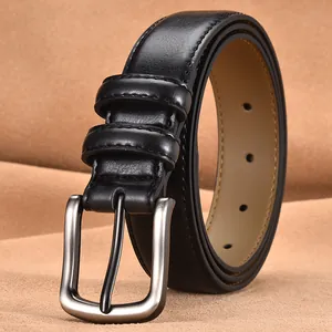Ceinture classique en cuir noir pour homme avec boucle en métal argenté et texture litchi