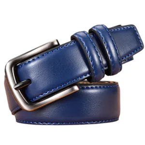Ceinture homme en cuir bleu avec boucle ardillon et surpiqûres sur fond blanc