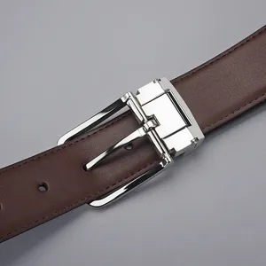 Cintura classica in pelle marrone scuro da uomo con fibbia ad ardiglione argentata