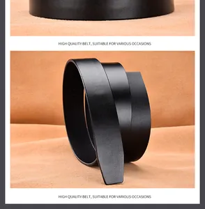Détail de la texture d'une ceinture en cuir noir aux bords nets pour un style business
