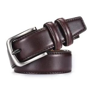 Ceinture classique en cuir marron foncé pour homme avec boucle argentée sur fond blanc