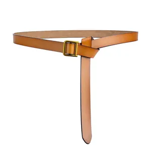 Ceinture fine en cuir marron pour femme avec une boucle carrée en laiton de style rétro