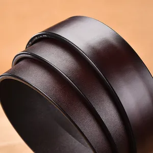 Ceinture business homme en cuir véritable marron foncé avec une texture naturelle fine