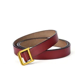Ceinture élégante en cuir bordeaux pour femme avec boucle carrée dorée minimaliste