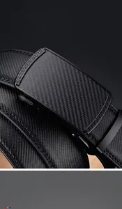 Détail de ceinture en cuir pour homme avec boucle automatique en fibre de carbone