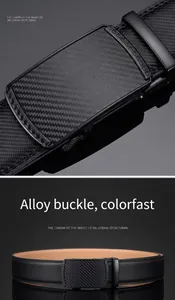 Détail de la boucle de ceinture en alliage avec texture carbone et motif grec