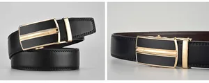 Dettaglio cintura in pelle nera da uomo con fibbia automatica in oro e nero metallizzato