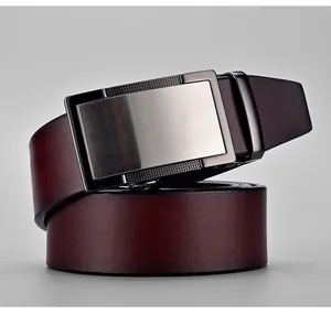 Dettaglio cintura in pelle bordeaux con fibbia automatica in metallo spazzolato per uomo
