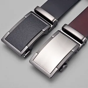 Cinture da uomo in pelle con fibbia automatica nei colori nero e bordeaux
