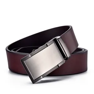 Cintura uomo business in pelle bordeaux con fibbia automatica in metallo nero opaco