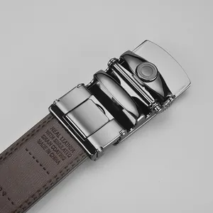 Cintura da uomo in pelle marrone con fibbia automatica in lega grigio scuro