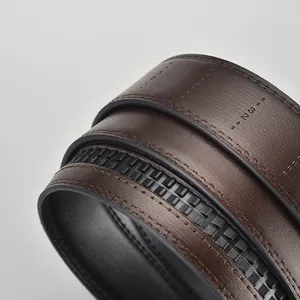 Cintura da uomo in pelle marrone con binario automatico e scala delle taglie