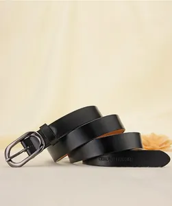 Detailopname van zwarte leren riem met grijze legering gesp en nette stikselafwerking